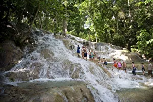 Drucke von Dunner's Fallbach am Dunns River in Ocho Rios auf Jamaika im westlichen Teil der Karibik und Zentralamerika Jamaika Drucke: Dunner's Fall