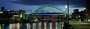 Fluss Drucke: Abendansicht über die Tyne-Bridge mit dem Fluss Tyne in der Nähe des Quay-Sides in Newcastle-upon-Tyne