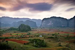 Anblick am Abend über dem Tal von Vinales, mit den als Mogotes bekannten Lizenitbergen