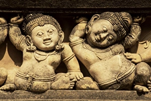 Sri Lankan Religious Architecture Drucke: Dwarves line temple wall