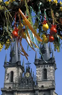 Czech Republic UNESCO Sites Drucke: Easter gate decoration hanging from the Easter gate on Old Town Square