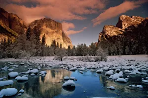 California Travel Destinations Drucke: El Capitan, seen from the Merced River in winter, Yosemite National Park