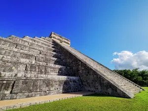 Ancient Maya Ruins Drucke: El Castillo or Temple of Kukulcan, low angle view, Chichen Itza, Yucatan State, Mexico