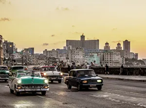 Der El Malecón am Sonnenuntergang in Havanna im La Habana-Provinz Kuba Westindien Karibik