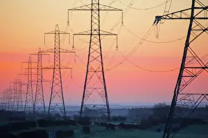 Derbyshire Drucke: Elektrizitätspylone am Morgen an der Grenze zwischen Derbyshire und Nottinghamshire in England im Vereinigten