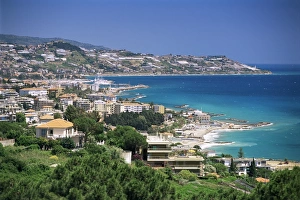 Italian Riviera Coastal Towns Drucke: Elevated beach front and town view
