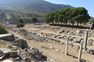Ancient Ephesus Ruins Drucke: Elevated view of the Agora, looking towards the Library of Celsus