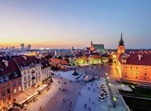 Polen Drucke: Erhöhter Blick auf den Burgplatz am Abenddunkel in der Altstadt von Warschau im Powiat Mazowiecki