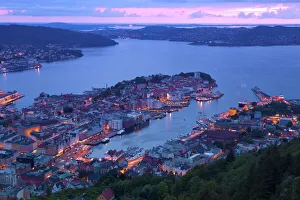 Travel Destinations In Europe Drucke: Elevated view over central Bergen at dusk, Bergen, Hordaland, Norway, Scandinavia, Europe