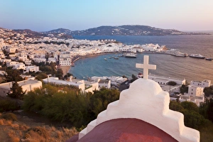 Greek Island Scenic Views Drucke: Elevated view over the harbour and old town, Mykonos (Hora), Cyclades Islands