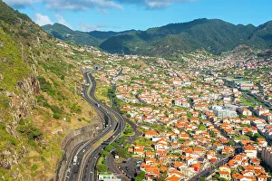 Madeira Island Tourism Drucke: Elevated view of Machico with mountains in background, Madeira, Portugal, Atlantic, Europe