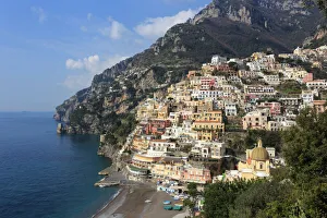 Drucke von Erhöhter Blick auf die Strände und Klippen von Positano am Meer der Costa Amalfitana (Küstenregion des Hafens Neapel), Eintrag im UNESCO-Welterbe-Verzeichnis für 2019 in Kampanien, Italien, Europa Amalfi Drucke: Erhöhte Aussicht auf die Strände von Positano und Klippen
