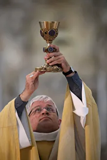European Cathedrals Photography Drucke: Elevation of the chalice, Eucharistic celebration, Amiens Cathedral, Somme, France