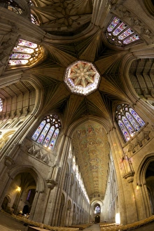 Innere Kirche von Ely-Kathedrale mit Lampe und Nave in der Stadt Ely im Landkreis Cambridge in England im Vereinigten Königreich