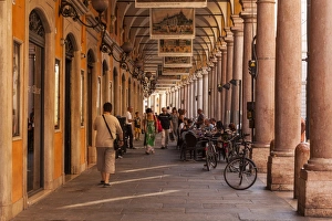 European Travel Destination Images Drucke: Via Emilia Centro in Modena, Emilia-Romagna, Italy, Europe