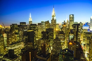 Die Imperialstadt und das Chryslergebäude im Abendlicht der Manhattanskyline in New Yorker Stadt
