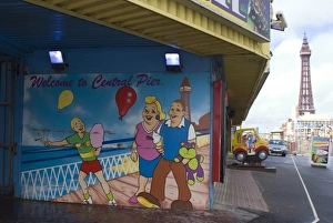 Europe Travel Destinations Map Drucke: Entry to the Central Pier with Blackpool Tower in the background, Blackpool