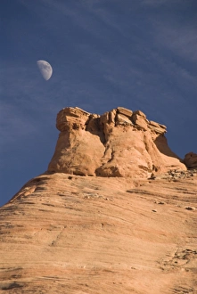 Blue Sky Scenic Views Drucke: Eroded rock formations with moon in the sky