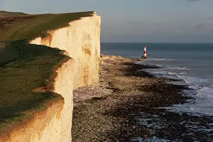Abendlicht auf der Leuchtturm und dem Strand von Beachy Head in Nähe von Eastbourne im Südlichen Dover-Wald (South Downs) im Bezirk Ost-Sussex in England Vereinigtes Königreich Europa