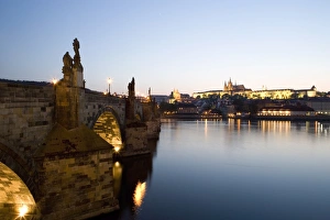 Charles Bridge At Sunset Drucke: Evening light, Charles Bridge, St. Vituss Cathedral in the distance
