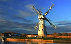 Windmill Sunset Scene Drucke: Evening light, Thurne Mill and river Thurne, Norfolk Broads, Norfolk