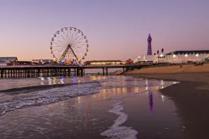 European Beach Resorts Drucke: Evening scene on Blackpool Beach, Blackpool, Lancashire, England, United Kingdom, Europe