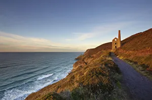 St Agnes Cornwall Drucke: Evening sunlight on the ruins of a tin mine, on the Atlantic coast of Cornwall