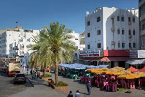 Drucke von Abendblick der Restaurants am Corniche in Muttrah, Muskat im Ostanen Oman Drucke: Abendansicht der Restaurants am Corniche in Muttrah, Muskat, Oman im Nahen Osten