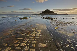 Cornwall Coastline Photography Drucke: An evening view of St. Michaels Mount, one of Cornwalls most iconic landmarks