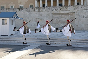 Syntagma Square Athens Drucke: Evzone soldiers, Changing the Guard, Syntagma Square, Athens, Greece, Europe