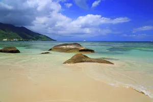 Drucke von Entdecken Sie den Beau Vallon Beach in Mahe, Seychellen mit klarem Wasser und einzigartigen Felsformationen an einem sonnigen Tag Seychellen Drucke: Entdecken Sie die Beau Vallon Beach in Mahe