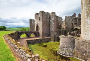 Drucke von Entdecken Sie Raglan Castle mit seinen alten Steinmauern und historischen Architektur umgeben von grüner Landschaft in Wales Verwandte Bilder Drucke: Entdecken Sie Raglan Castle mit seinen alten Steinmauern und der historischen Architektur