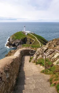 Drucke von Entdecken Sie den South Stack Leuchtturm auf Anglesey mit seinen atemberaubenden Blicken auf die zerklüftete Küste und den Weg hinunter zum Strand Verwandte Bilder Drucke: Entdecken Sie den South Stack Leuchtturm auf Anglesey mit seinen atemberaubenden Blicken auf die rauhe Küste und den