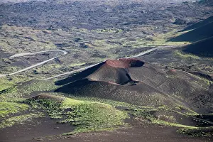 Drucke von Entdecken Sie die einzigartige Landschaft des Vulkans Etna, mit seinem weiten, wüstenähnlichen Terrain und vulkanischen Formationen in Sizilien, Italien Catania Drucke: Entdecken Sie die einzigartige Landschaft des Vulkans Etna