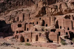 Drucke von Entdeckung alter bearbeiteter Strukturen in Petra, Jordanien, mit Schwerpunkt auf Felsformationen und historischer Architektur Jordanische Kulturerbestätten Drucke: Entdeckung alter, in Petra, Jordanien