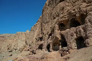Ancient Afghan Architecture Drucke: Exploring ancient caves in Bamyian, Afghanistan with visible carvings