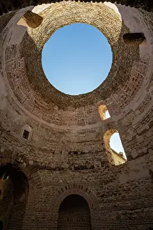 Drucke von Die Erforschung der alten Kellergewölbe von Diokletians Palast in Split, Kroatien mit einem Blick auf den Himmel durch das Dach Schloss Drucke: Die Erforschung der alten Keller von Diokletians Palast in Split