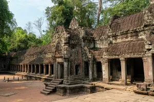 Drucke von Das Erforschen von alten Steinstrukturen im Ta Prohm-Tempel in Angkor, Kambodscha Kambodscha Kulturerbestätten Drucke: Das Erkunden antiker Steinstrukturen im Ta Prohm-Tempel in Angkor, Kambodscha.