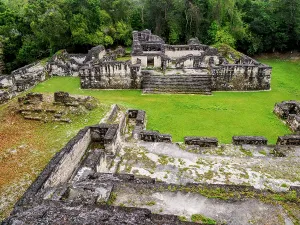 Drucke von Die Erforschung der alten Strukturen im Zentralen Akropolis in Tikal, Petén, Guatemala während des Tages Verwandte Bilder Drucke: Die Erforschung der alten Strukturen im Zentralen Akropolis in Tikal