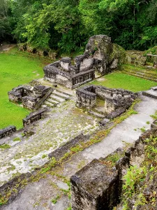Die Erforschung der alten Strukturen der Zentralen Akropolis in Tikal von einem hohen Aussichtspunkt in Guatemala.