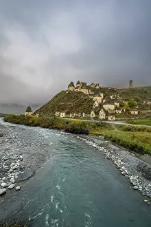 Drucke von Das Erforschen von alten Strukturen in der Stadt der Toten, Dargavs, gelegen im Norden Ossetiens, Russland, in der Nähe eines fließenden Flusses und rollender Hügel Russische Architektur Drucke: Erkundung alter Strukturen in der Stadt der Toten