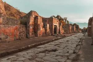 Drucke von Das Erkunden der alten Strukturen und Straßen des alten Pompeji in Kampanien, Italien während eines sonnigen Tages mit klarem Himmel Verwandte Bilder Drucke: Das Erkunden der alten Strukturen und Straßen des alten Pompeji in Kampanien