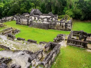 Drucke von Die Erforschung der Zentralen Akropolis in Tikal, einem historischen Ort im Departamento Petén von Guatemala Verwandte Bilder Drucke: Das Erkunden der Zentralen Akropolis in Tikal