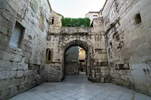 Drucke von Durch Steinbögen und alte Straßen erkunden wir Diokletians Palast in Split, Kroatien Historischer Komplex Von Split Mit Dem Palast Des Diokletian Drucke: Das Erkunden von Diokletians Palast in Split