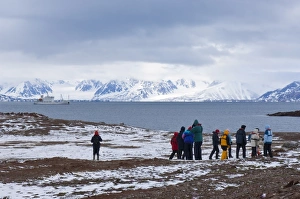 Frozen Tundra Landscape Drucke: Exploring the Lerneroyane or Lerner Islands, Svalbard Archipelago, Norway
