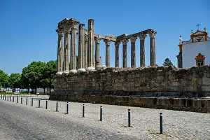 Drucke von Entdeckung von römischen Tempelresten in Évora, bemerkenswertes UNESCO-Denkmal in Portugal mit historischer Bedeutung Kulturerbestätten Drucke: Erkundung der römischen Tempelreste in Évora