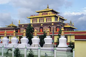 Drucke von Das Shechen-Kloster erkunden und seine Stupas in Bodnath, Kathmandu, Nepal Kathmandu Drucke: Das Shechen-Kloster erkunden und seine Stupas in Bodnath, Kathmandu, Nepal.