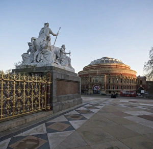 Äußeres des Royal Albert Halls aus dem Albert-Memorial in Kensington, London, England