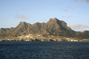 Cape Verde Islands Drucke: Face mountain, Mindelo harbour, Sao Vicente, Cape Verde Islands, Atlantic, Africa