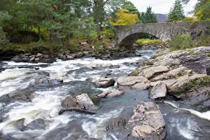 Die Wasserfälle von Dochart und die alte Steinbrücke in Killin am Loch Lomond im Trossachs-Nationalpark